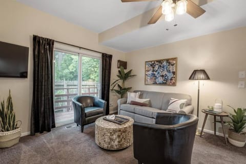 Stylish Sanctuary Near EMU- Ideal for Med Students apts Apartment in Ypsilanti