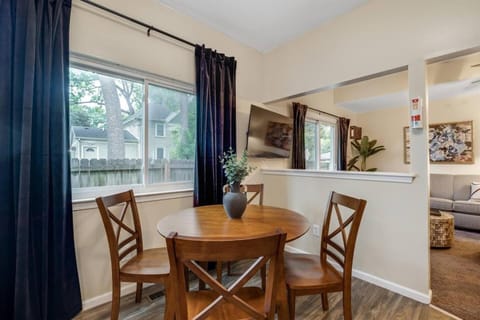 Stylish Sanctuary Near EMU- Ideal for Med Students apts Apartment in Ypsilanti