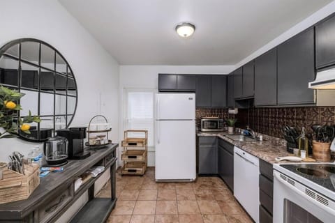 Pet-Friendly Furnished Apt Near EMU Free Parking apts Apartment in Ypsilanti