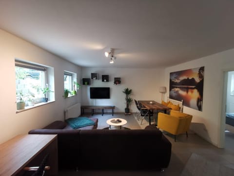 Communal lounge/ TV room, TV and multimedia, Living room, Seating area, Dining area, Evening entertainment