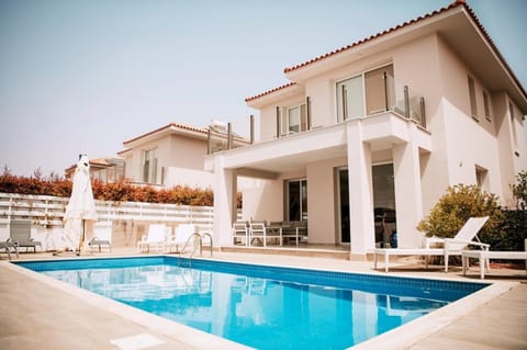 Property building, Day, Balcony/Terrace, Swimming pool