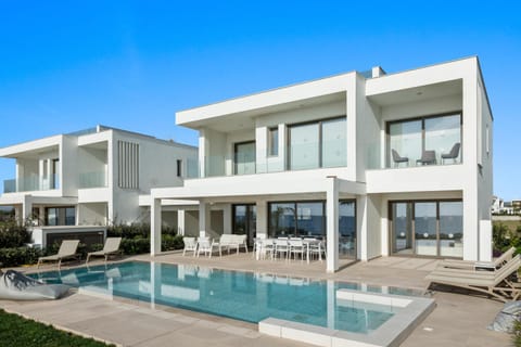 Property building, Patio, Day, Pool view, Swimming pool, sunbed