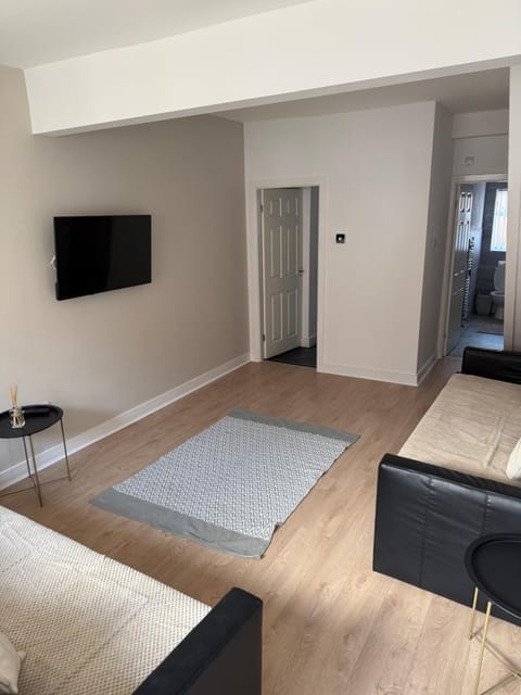 Two bedroom house free parking Apartment in Liverpool