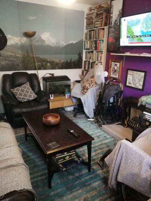 Communal lounge/ TV room, Library, TV and multimedia, Living room, Seating area