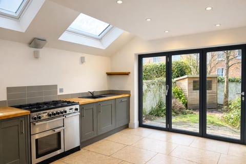Garden, Coffee/tea facilities, dishwasher, microwave, oven, stove, washing machine, kitchen