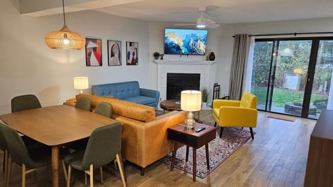 TV and multimedia, Living room, Seating area, Dining area, Evening entertainment, fireplace