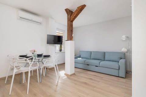 TV and multimedia, Living room, Seating area, air conditioner