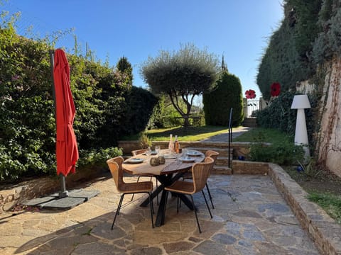 Patio, Facade/entrance, Spring, Day, Garden, Dining area, Garden view