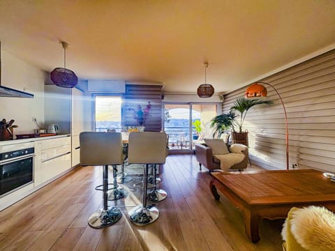 Evasion vue mer - Wifi, Piscine, Parking, 4pers Apartment in Nice