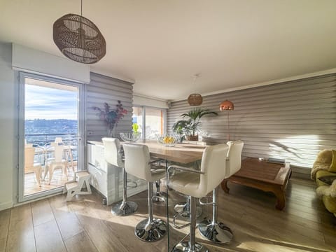 Evasion vue mer - Wifi, Piscine, Parking, 4pers Apartment in Nice