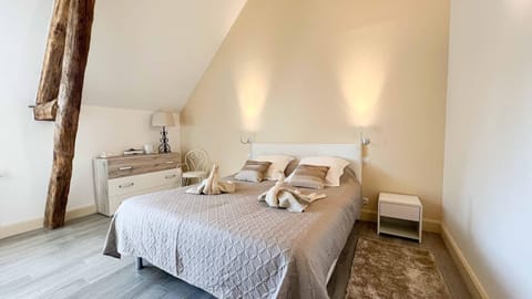 Bed, Photo of the whole room, Bedroom, towels