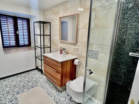 Steinhaus im Zentrum, 50 m zum Meer Apartment in Lika-Senj County