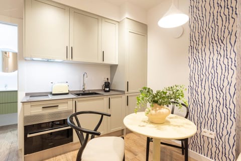 Kitchen or kitchenette, Dining area, stove