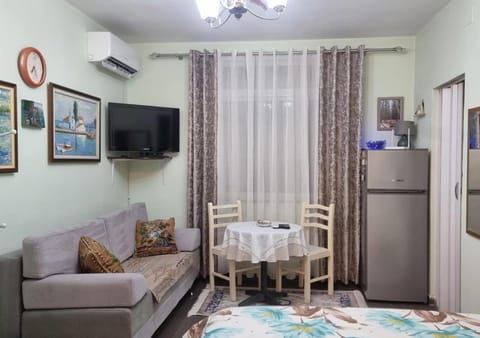TV and multimedia, Living room, Seating area, Dining area, air conditioner