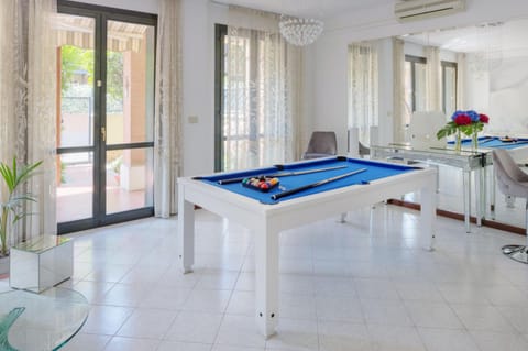 Billiard, Game Room
