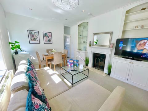 TV and multimedia, Living room, Other, Seating area, Dining area, Evening entertainment, internet