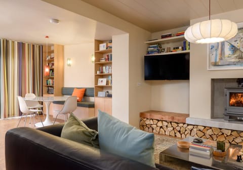 TV and multimedia, Living room, Decorative detail, Seating area, Dining area