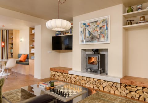 TV and multimedia, Decorative detail, Seating area, Dining area