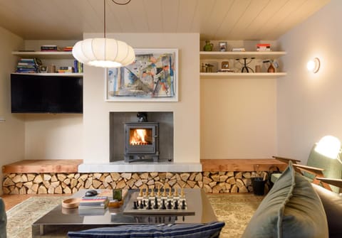 TV and multimedia, Living room, Decorative detail, Seating area