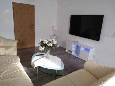 TV and multimedia, Living room, Seating area, Evening entertainment