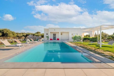 Property building, Day, Pool view, Swimming pool, sunbed