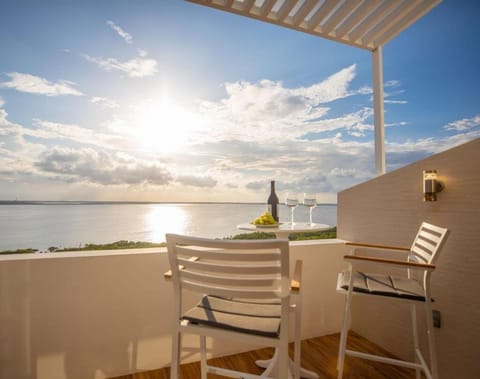 Day, Natural landscape, View (from property/room), Balcony/Terrace, Dining area, Lake view