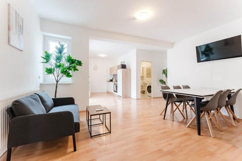 Communal lounge/ TV room, TV and multimedia, Living room, Dining area, Food, kitchen