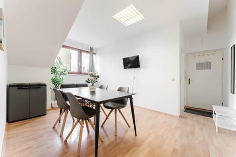 TV and multimedia, Living room, Dining area, Food
