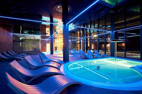 Swimming pool, minibar