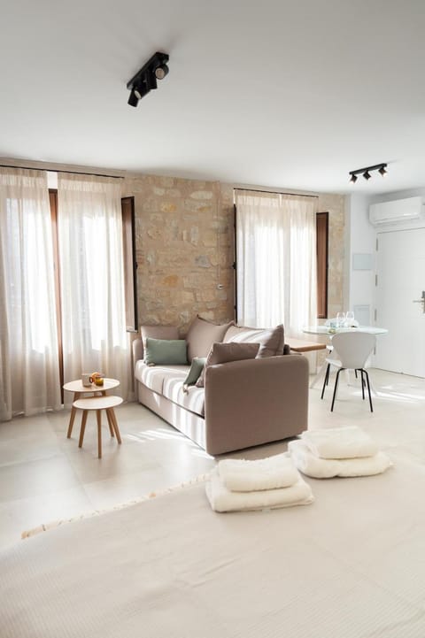 Bed, Living room, Photo of the whole room, Seating area, Bedroom