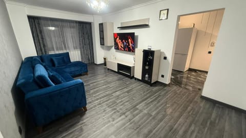 Communal lounge/ TV room, TV and multimedia, Living room, Seating area, Evening entertainment