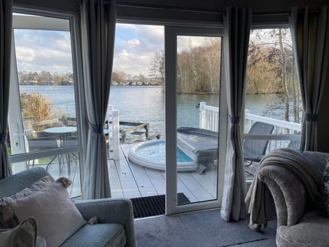 Balcony/Terrace, Living room, Seating area, Dining area, Lake view