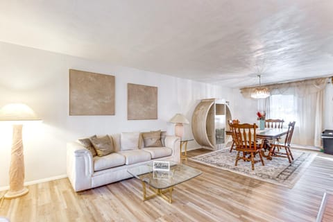 12 Mi to Dtwn St Louis Family Home with Fireplaces! House in Belleville