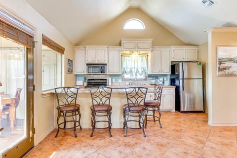 half Mi to Lake Lawtonka Mtn-View Haven! House in Medicine Park