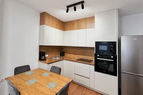 Coffee/tea facilities, Kitchen or kitchenette, Dining area, dishwasher, oven