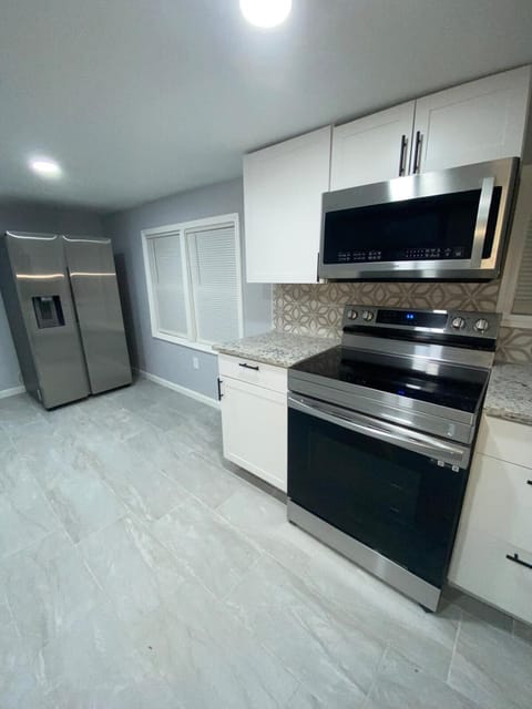 Spacious 3 Bedroom , 2 Bath House House in Stono River