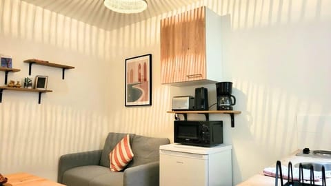 TV and multimedia, Coffee/tea facilities, Kitchen or kitchenette, Living room, Seating area, minibar, toaster