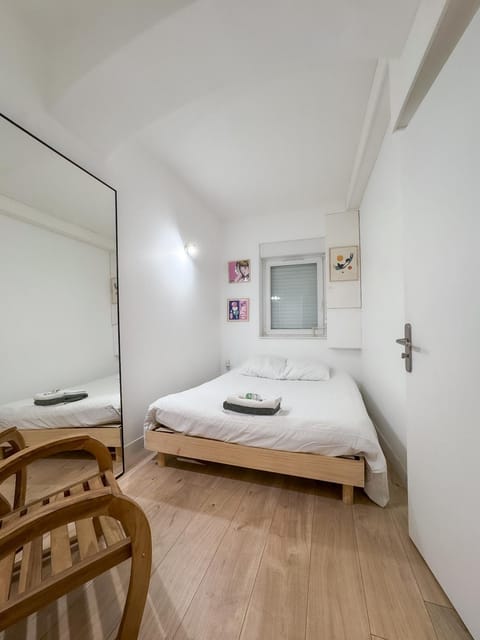 Photo of the whole room, Bedroom