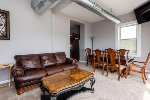 Riverview Loft! Downtown Alton Apartment in Alton