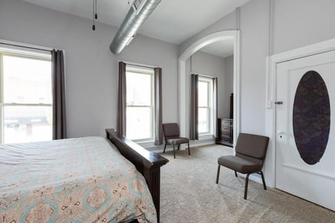 Riverview Loft! Downtown Alton Apartment in Alton