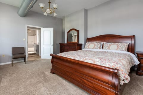 Riverview Loft! Downtown Alton Apartment in Alton