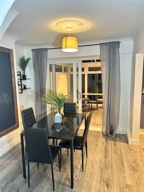 The comfort House - Cosy 3 Bedroom house Apartment in The Royal Town of Sutton Coldfield