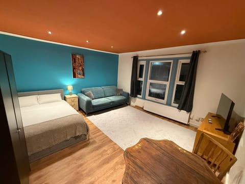 Bed, TV and multimedia, Living room, Photo of the whole room, Seating area, Bedroom