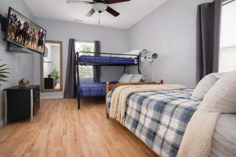 Spacious Family Retreat - Churchill Downs & Downtown House in Louisville