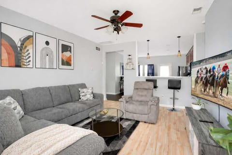 Spacious Family Retreat - Churchill Downs & Downtown House in Louisville