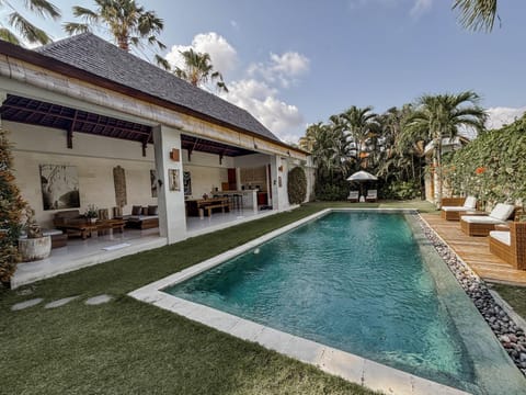 Property building, Patio, Day, Garden, Garden view, Pool view, Swimming pool, sunbed