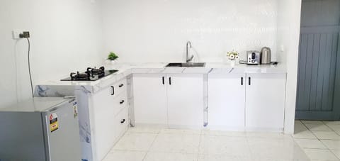 Coffee/tea facilities, Kitchen or kitchenette, stove, toaster