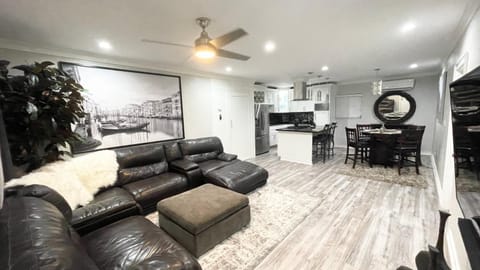 TV and multimedia, Living room, Seating area, minibar, stove
