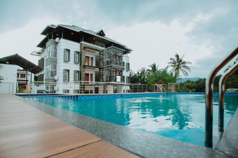 Property building, Day, Pool view, Swimming pool, sunbed