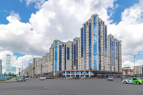 Property building, Day, Neighbourhood, City view, Street view, Location, Parking
